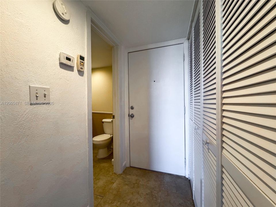 Active With Contract: $1,700 (1 beds, 1 baths, 725 Square Feet)
