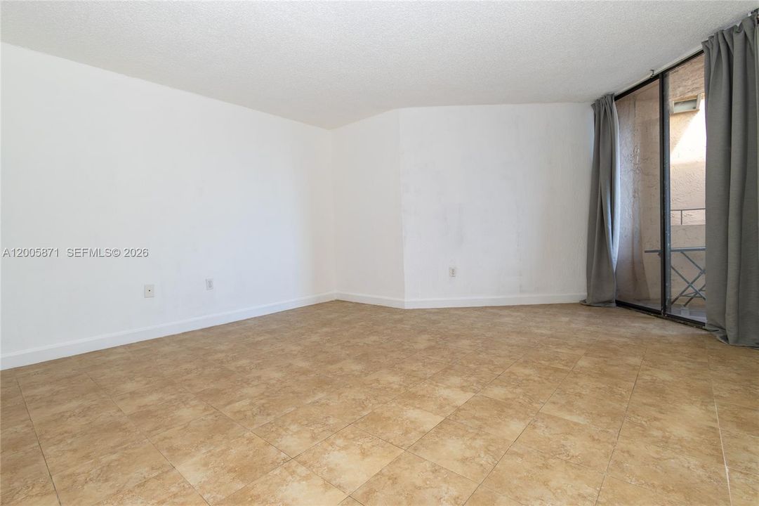 Active With Contract: $1,700 (1 beds, 1 baths, 725 Square Feet)