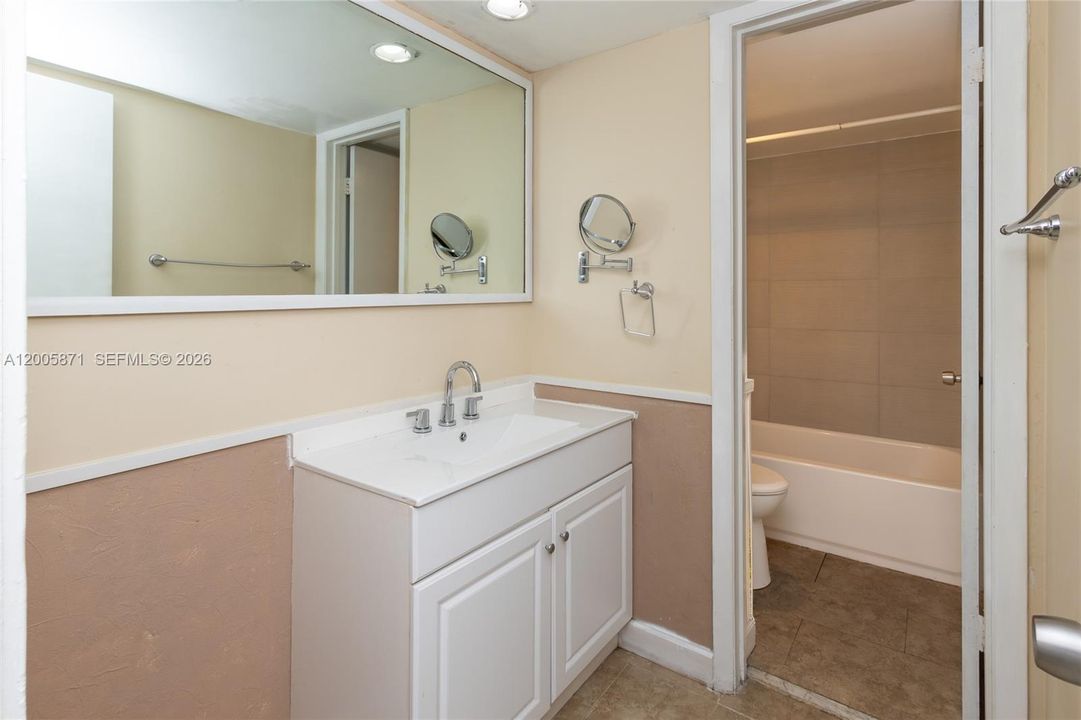 Active With Contract: $1,700 (1 beds, 1 baths, 725 Square Feet)