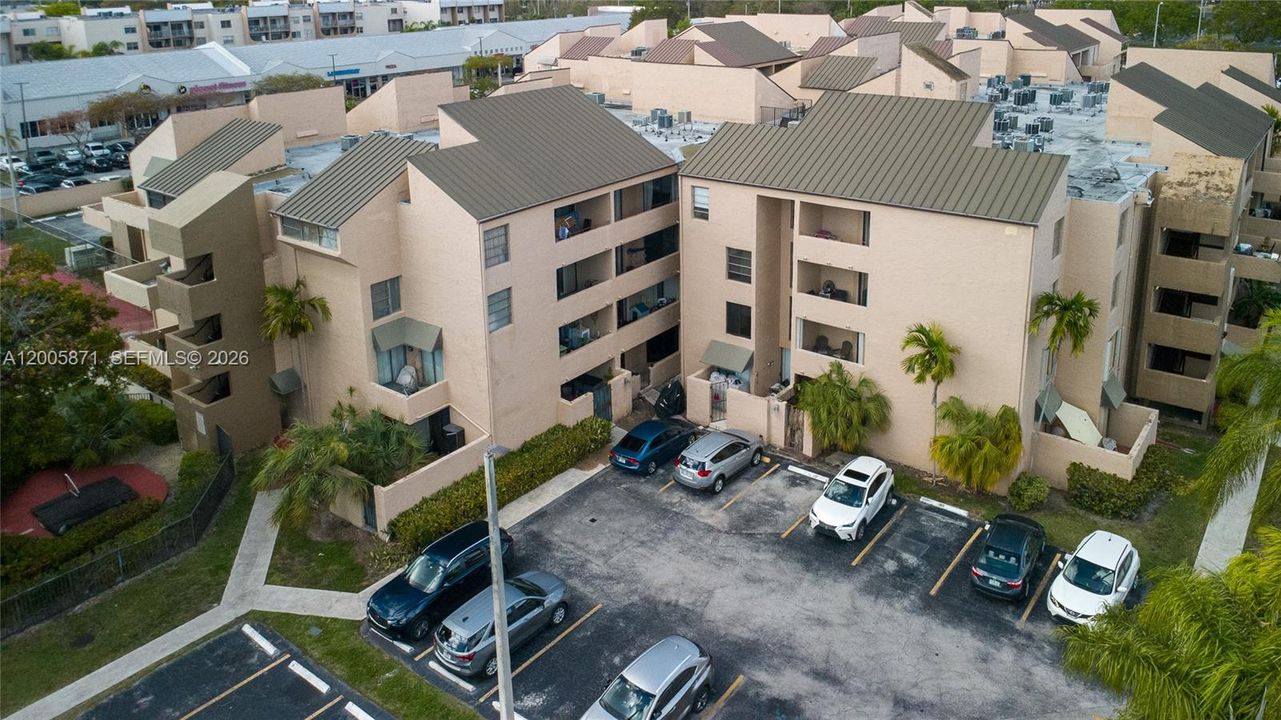 Active With Contract: $1,700 (1 beds, 1 baths, 725 Square Feet)