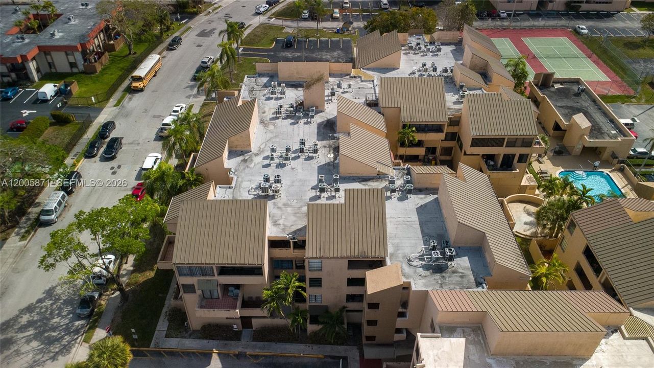 Active With Contract: $1,700 (1 beds, 1 baths, 725 Square Feet)