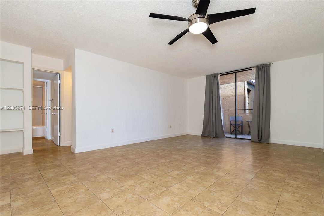 Active With Contract: $1,700 (1 beds, 1 baths, 725 Square Feet)