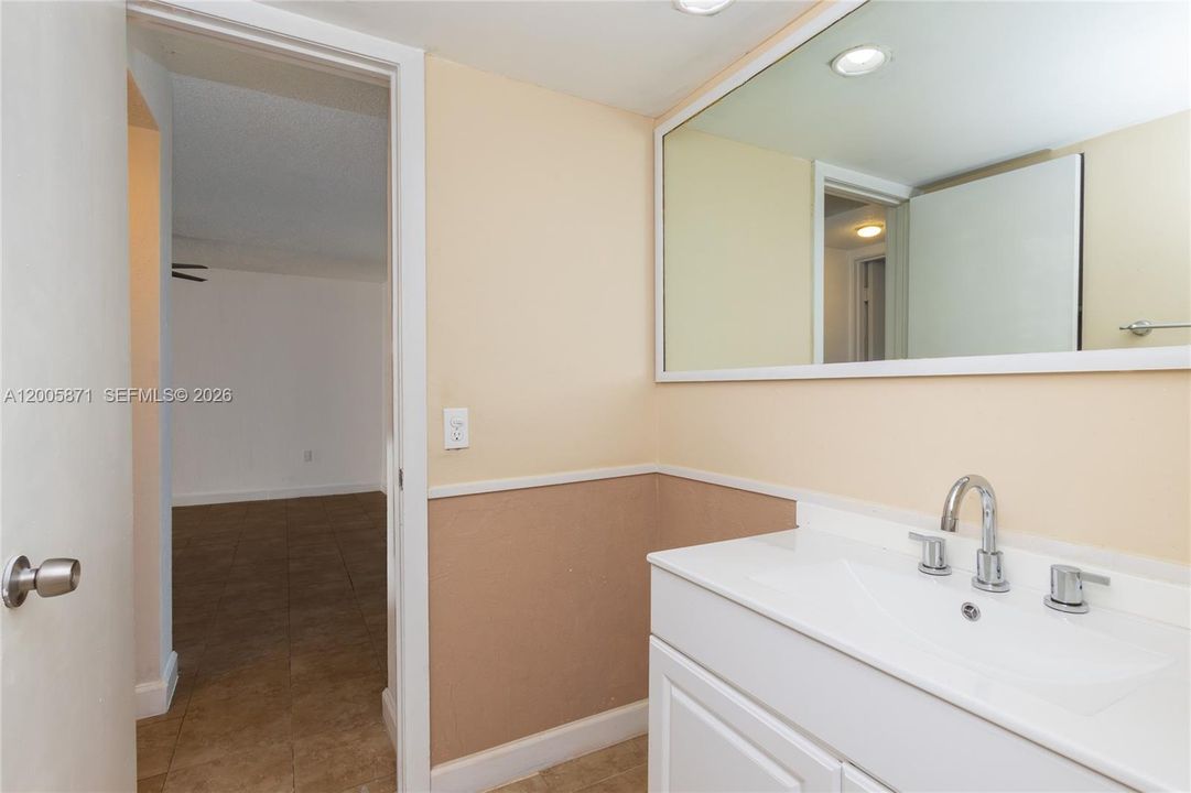 Active With Contract: $1,700 (1 beds, 1 baths, 725 Square Feet)