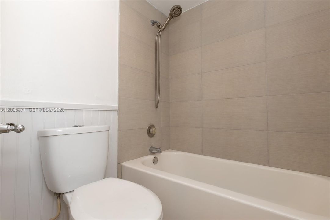Active With Contract: $1,700 (1 beds, 1 baths, 725 Square Feet)