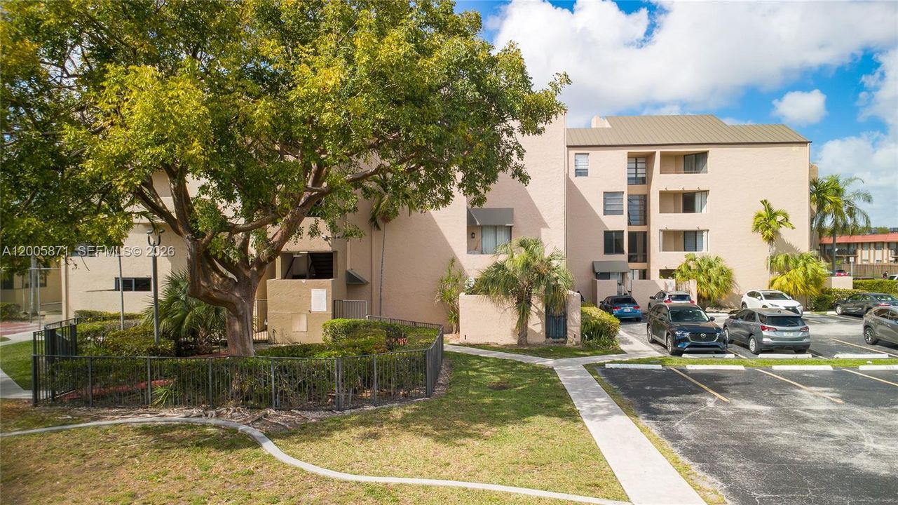 Active With Contract: $1,700 (1 beds, 1 baths, 725 Square Feet)