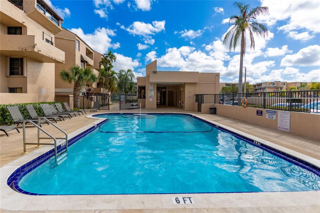 Active With Contract: $1,700 (1 beds, 1 baths, 725 Square Feet)