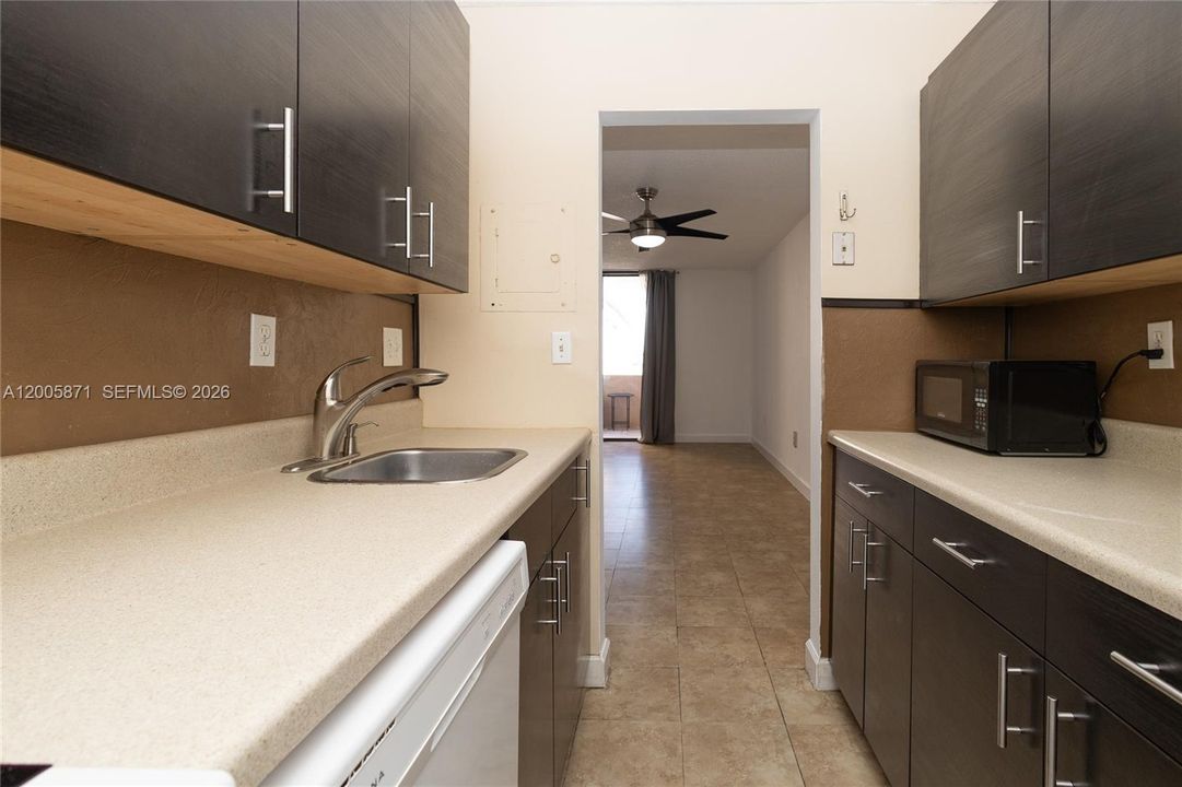 Active With Contract: $1,700 (1 beds, 1 baths, 725 Square Feet)
