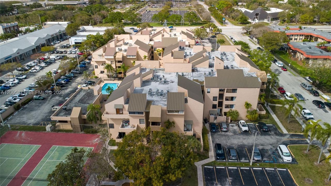 Active With Contract: $1,700 (1 beds, 1 baths, 725 Square Feet)