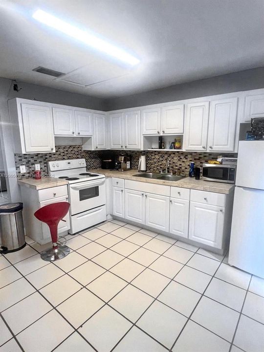 For Rent: $2,150 (2 beds, 1 baths, 900 Square Feet)
