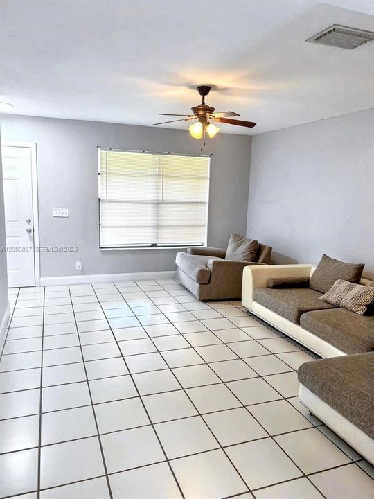 For Rent: $2,150 (2 beds, 1 baths, 900 Square Feet)