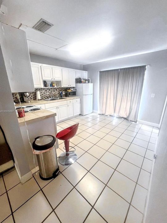 For Rent: $2,150 (2 beds, 1 baths, 900 Square Feet)