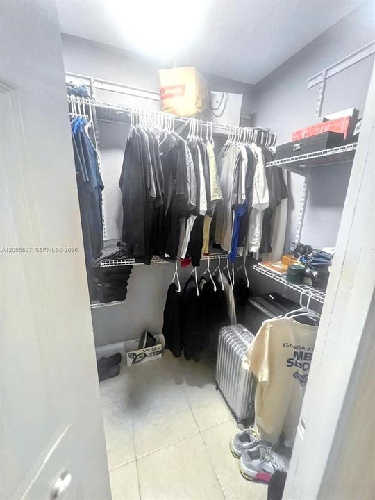 For Rent: $2,150 (2 beds, 1 baths, 900 Square Feet)