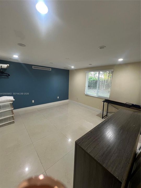 For Rent: $1,200 (1 beds, 1 baths, 2304 Square Feet)