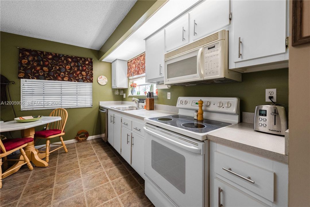 For Sale: $189,000 (2 beds, 2 baths, 1160 Square Feet)