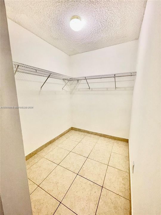 На продажу: $199,000 (2 спален, 2 ванн, 1100 Квадратных фут)