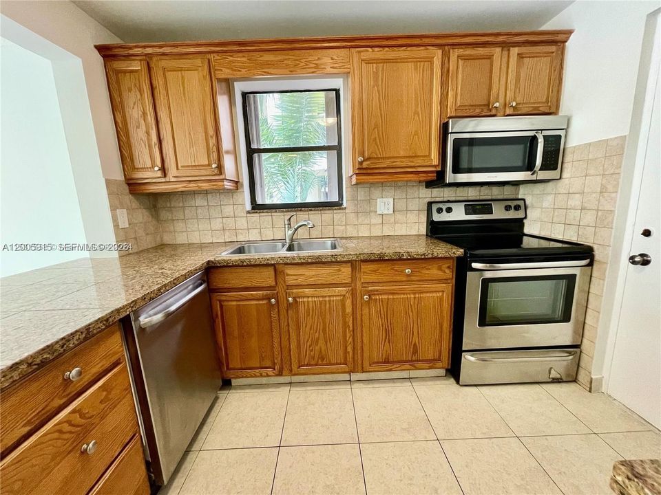 На продажу: $199,000 (2 спален, 2 ванн, 1100 Квадратных фут)