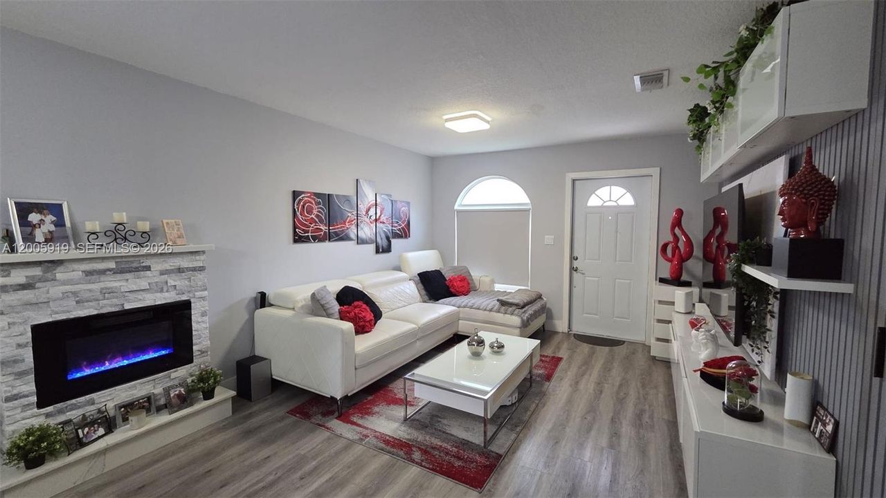 Active With Contract: $470,000 (3 beds, 2 baths, 1220 Square Feet)