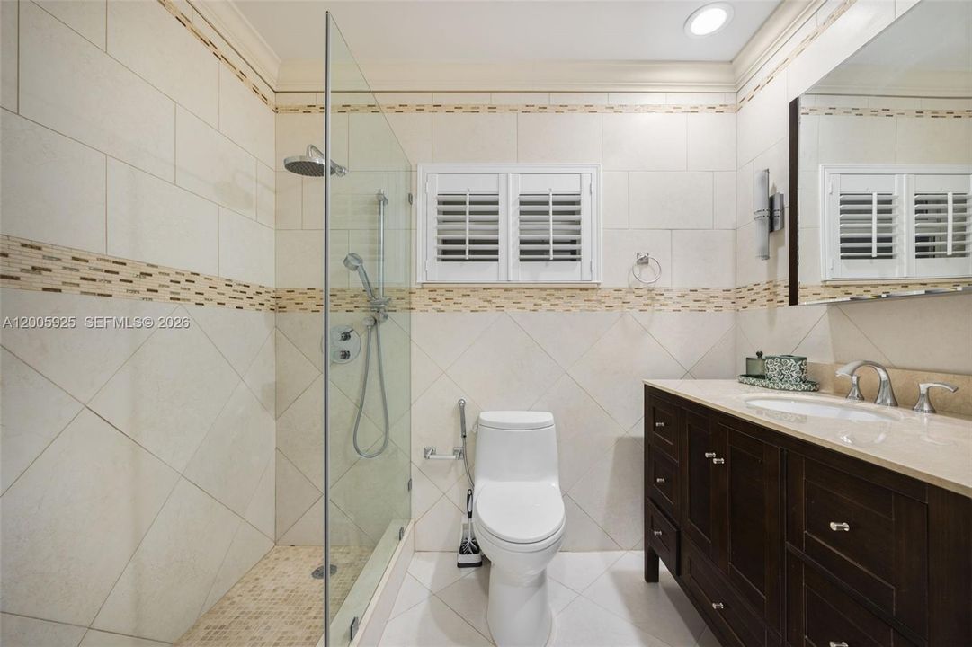 На продажу: $2,695,000 (6 спален, 5 ванн, 4216 Квадратных фут)