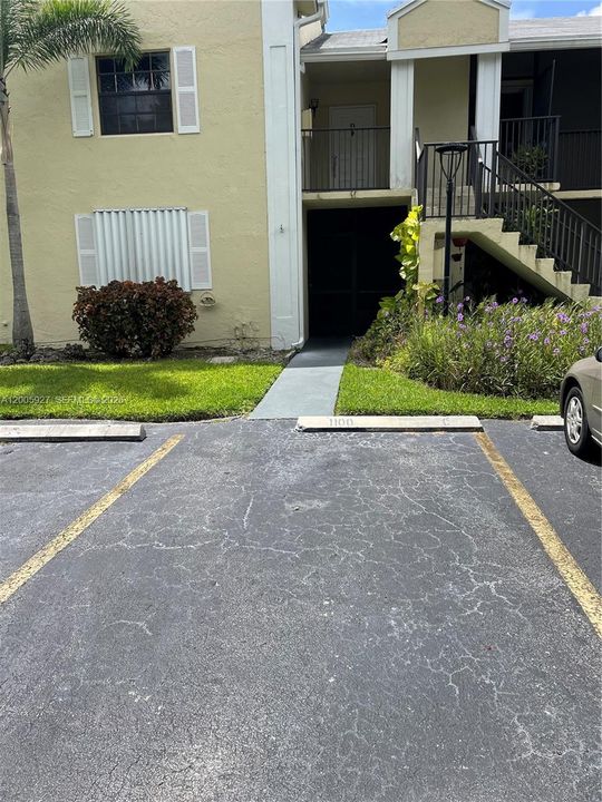 Activo con contrato: $1,700 (2 camas, 2 baños, 960 Pies cuadrados)