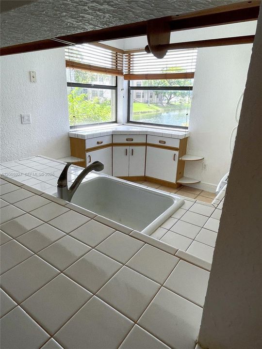Activo con contrato: $1,700 (2 camas, 2 baños, 960 Pies cuadrados)