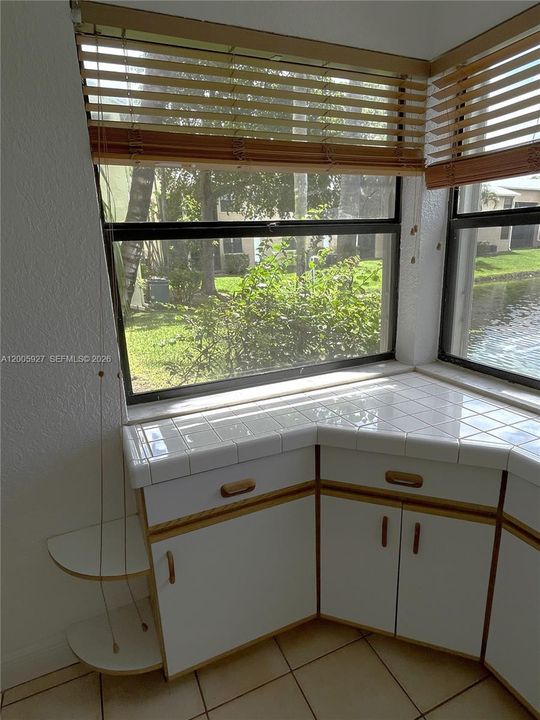 Activo con contrato: $1,700 (2 camas, 2 baños, 960 Pies cuadrados)