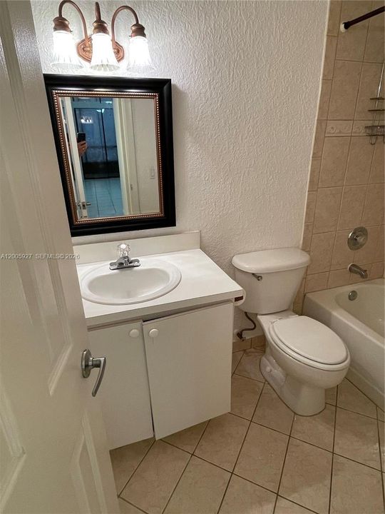 Activo con contrato: $1,700 (2 camas, 2 baños, 960 Pies cuadrados)