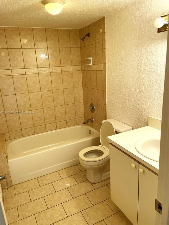 Activo con contrato: $1,700 (2 camas, 2 baños, 960 Pies cuadrados)