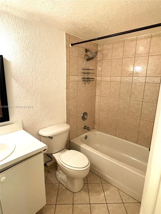Activo con contrato: $1,700 (2 camas, 2 baños, 960 Pies cuadrados)