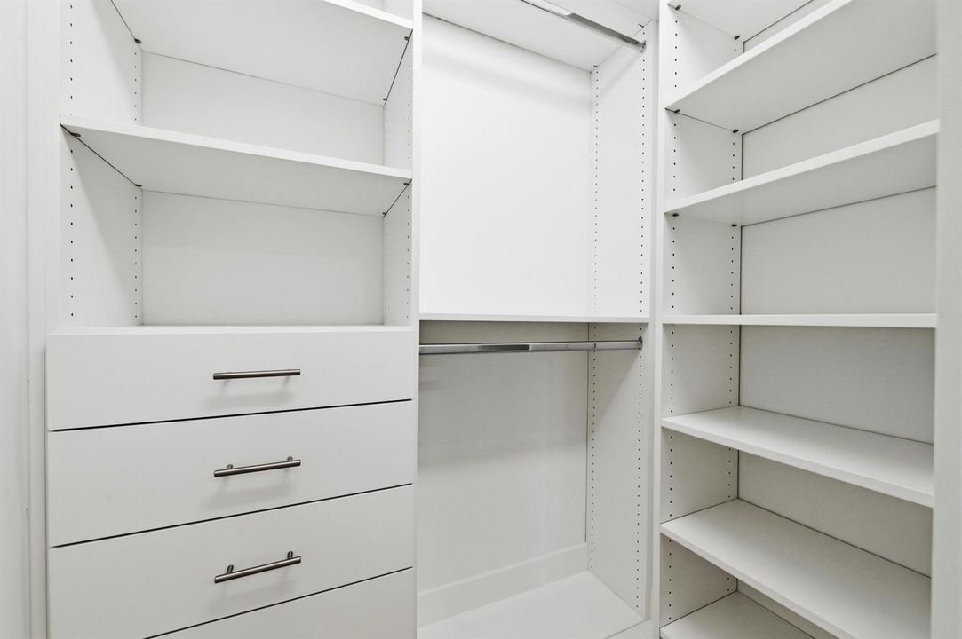 30 Closet 01