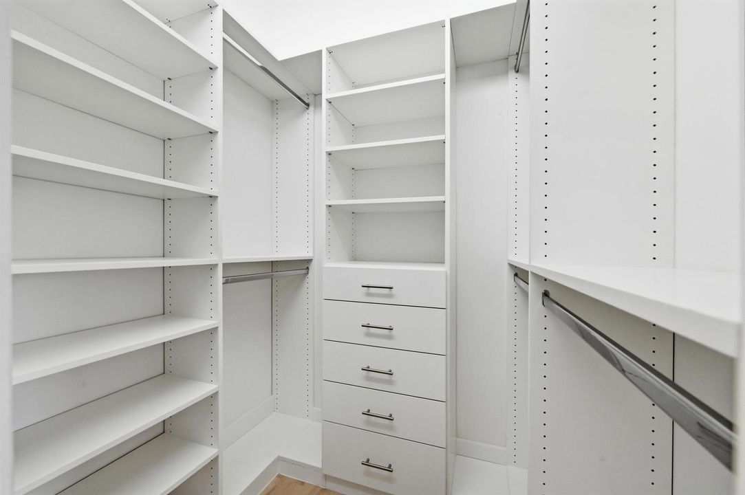 14 Closet 02