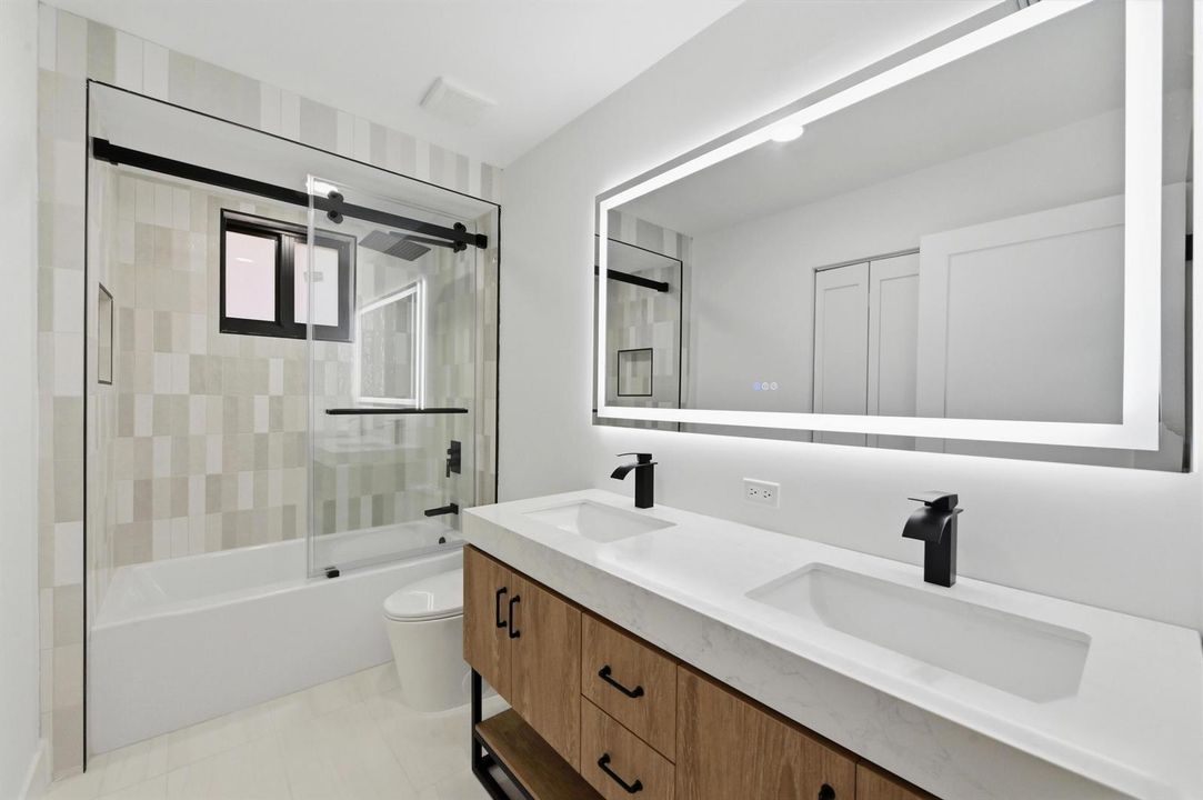 32 Bathroom 01