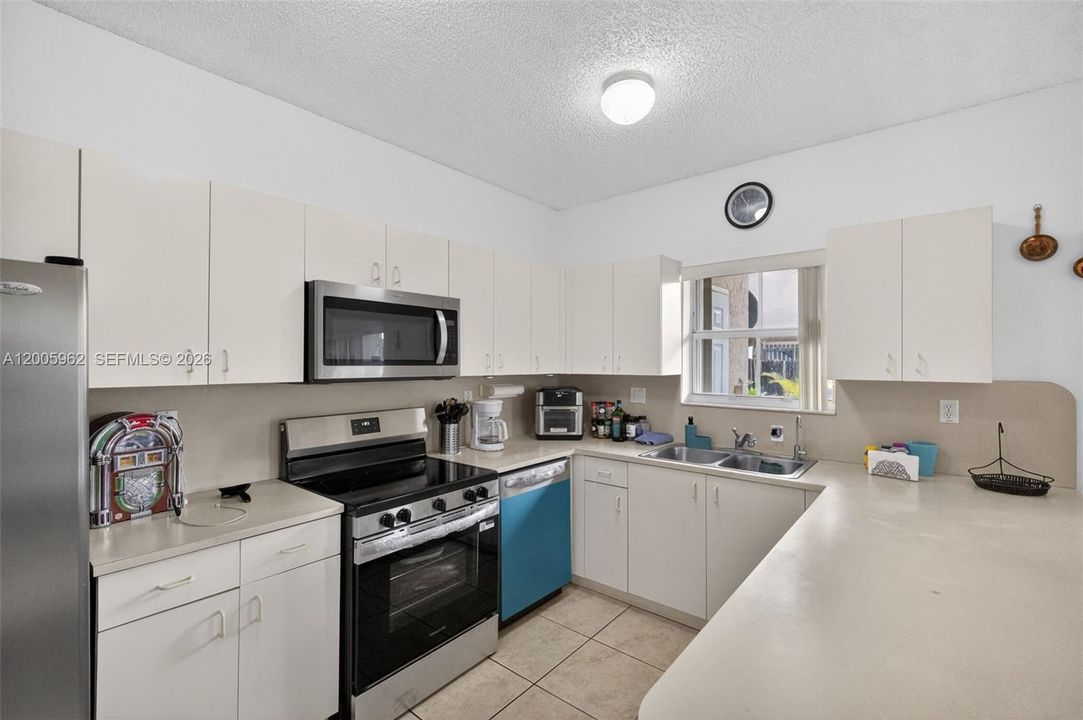 For Sale: $500,000 (3 beds, 2 baths, 1540 Square Feet)