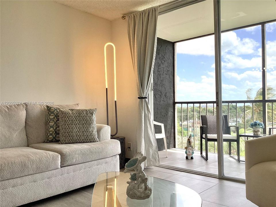 For Sale: $124,999 (1 beds, 1 baths, 800 Square Feet)