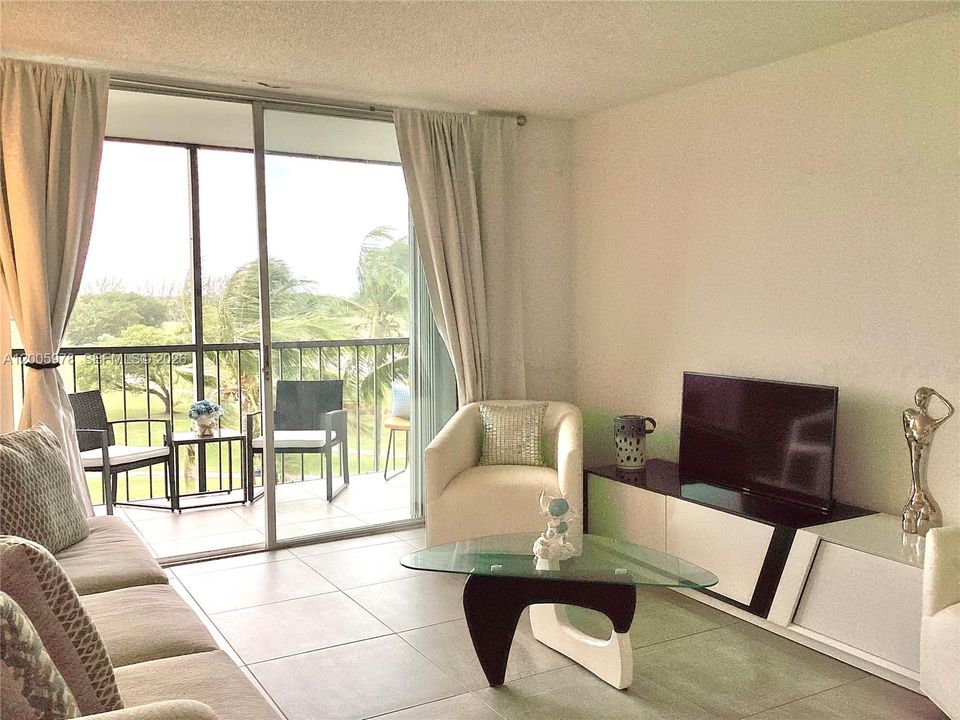 For Sale: $124,999 (1 beds, 1 baths, 800 Square Feet)