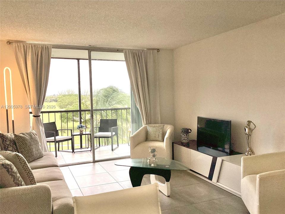 For Sale: $124,999 (1 beds, 1 baths, 800 Square Feet)