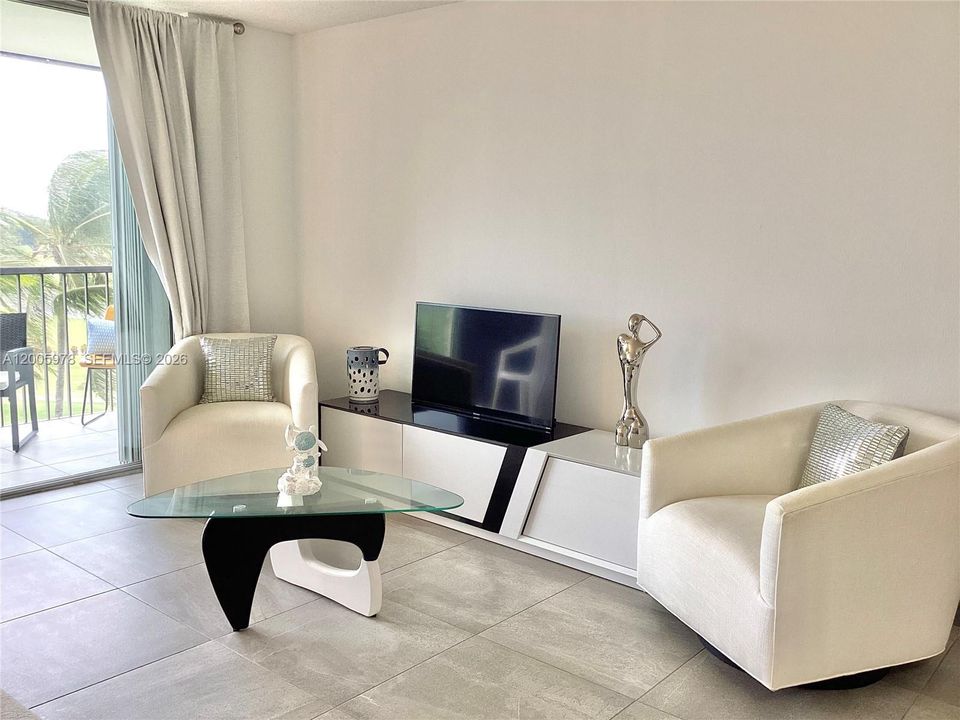 For Sale: $124,999 (1 beds, 1 baths, 800 Square Feet)