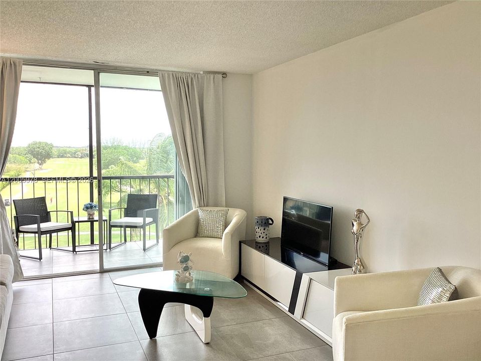 For Sale: $124,999 (1 beds, 1 baths, 800 Square Feet)
