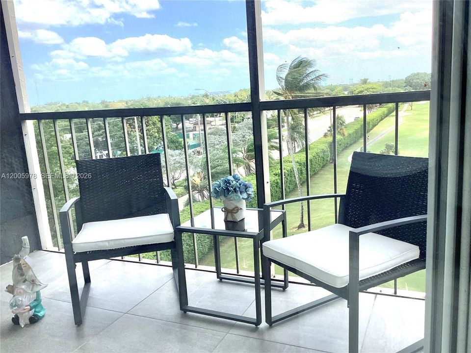 For Sale: $124,999 (1 beds, 1 baths, 800 Square Feet)