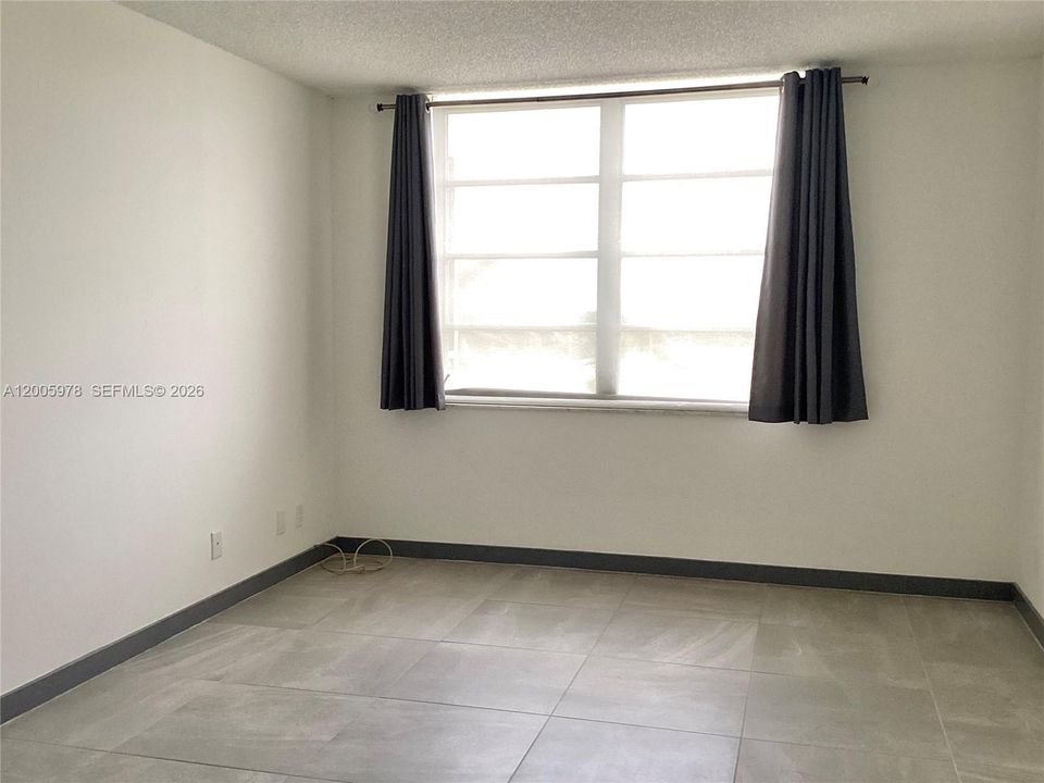 For Sale: $124,999 (1 beds, 1 baths, 800 Square Feet)