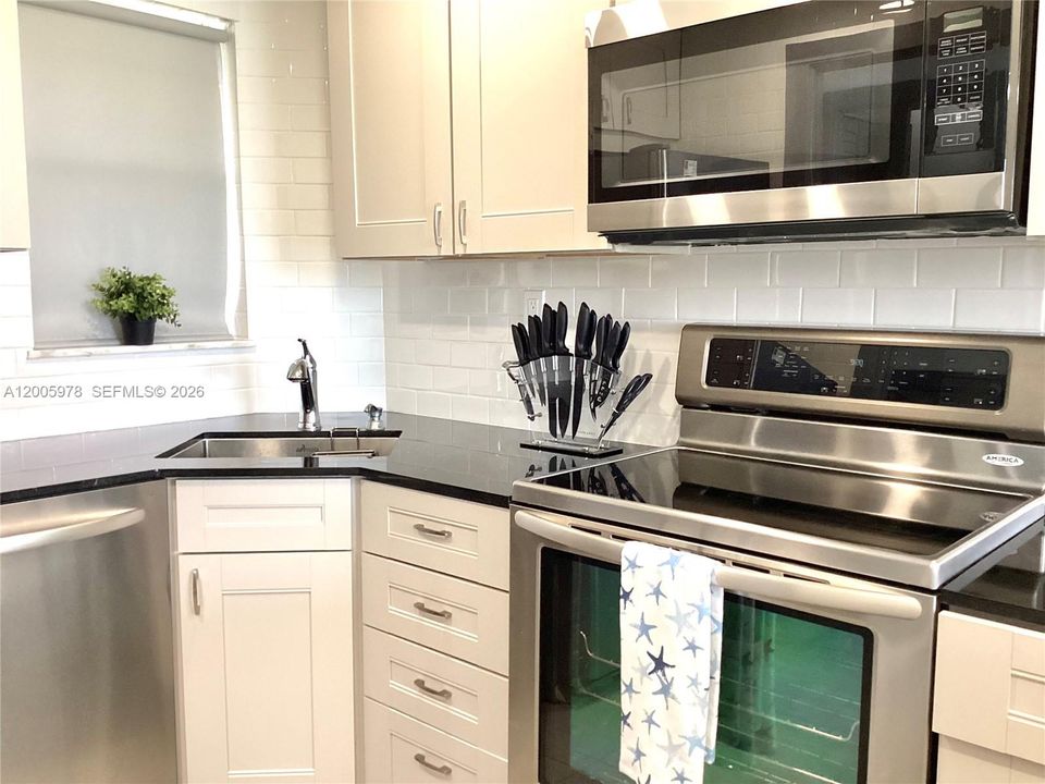 For Sale: $124,999 (1 beds, 1 baths, 800 Square Feet)
