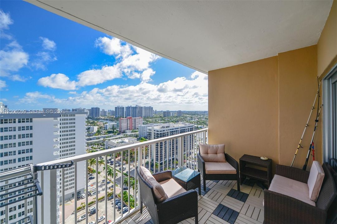 En Venta: $795,000 (2 camas, 2 baños, 1240 Pies cuadrados)