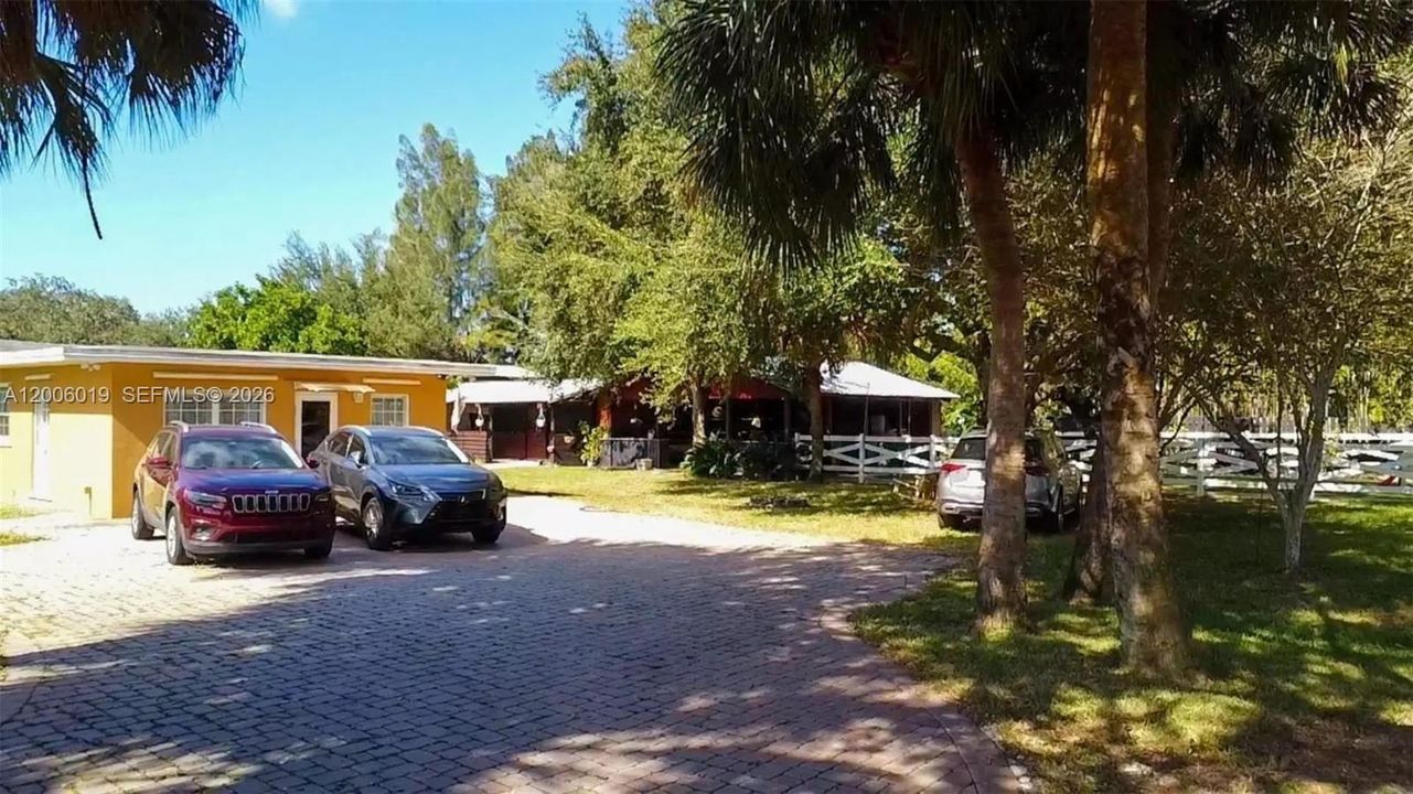 Под контрактом: $995,000 (3 спален, 2 ванн, 1122 Квадратных фут)