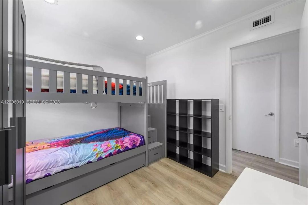 Под контрактом: $995,000 (3 спален, 2 ванн, 1122 Квадратных фут)