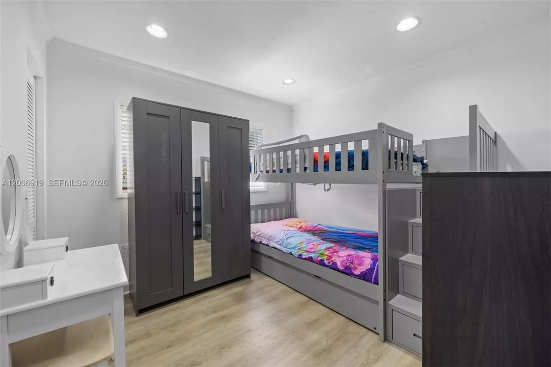 Под контрактом: $995,000 (3 спален, 2 ванн, 1122 Квадратных фут)