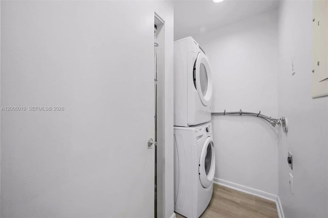Под контрактом: $995,000 (3 спален, 2 ванн, 1122 Квадратных фут)