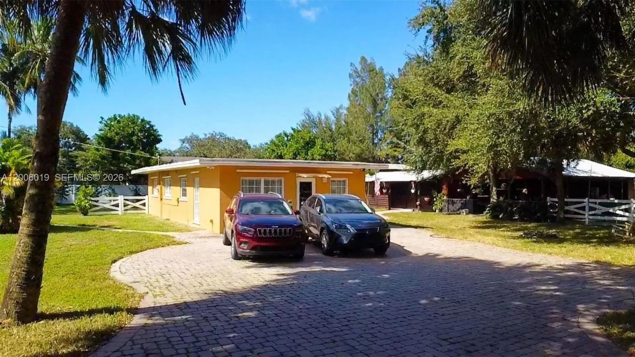 Под контрактом: $995,000 (3 спален, 2 ванн, 1122 Квадратных фут)