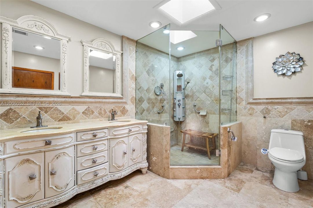 Activo con contrato: $695,000 (5 camas, 3 baños, 2136 Pies cuadrados)
