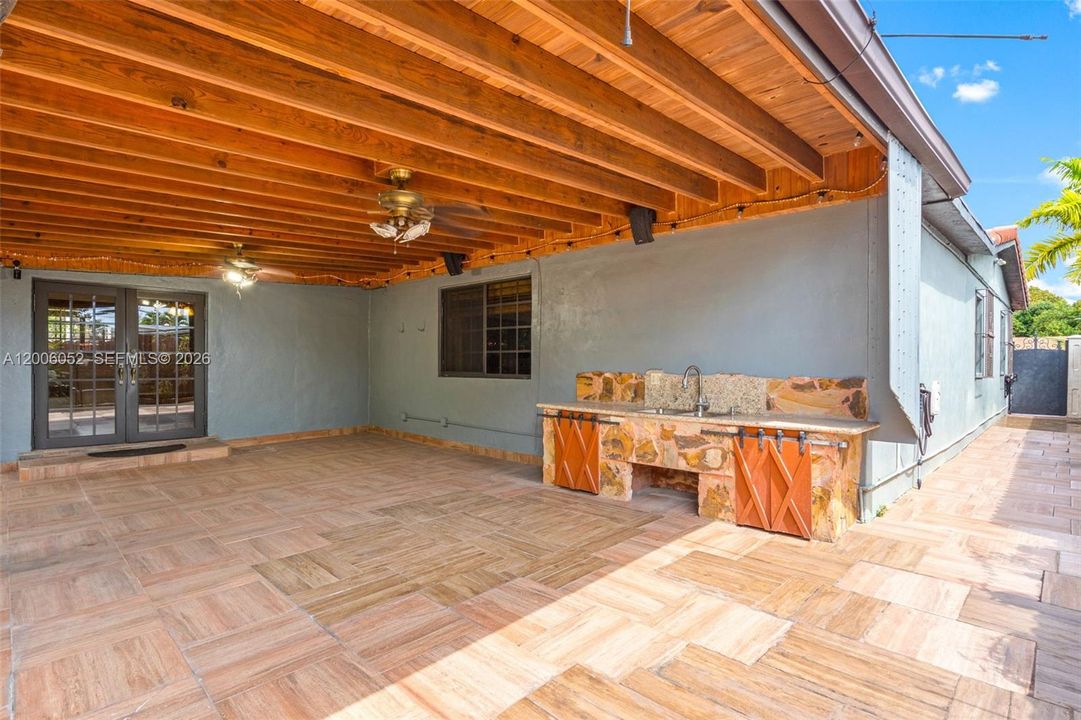 Activo con contrato: $695,000 (5 camas, 3 baños, 2136 Pies cuadrados)