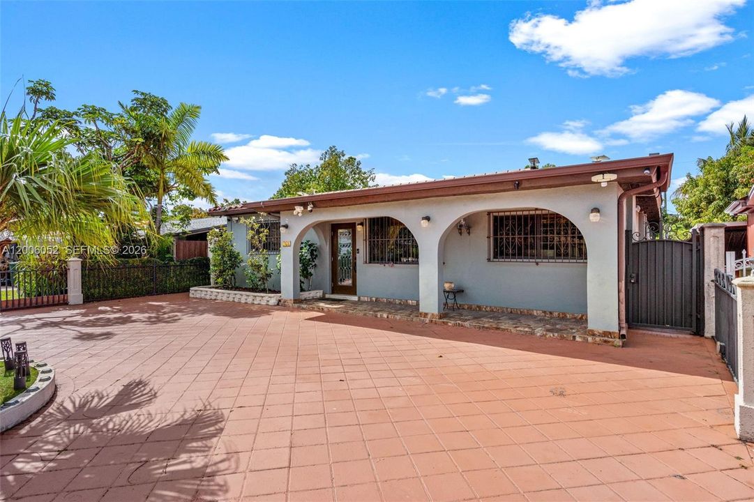 Activo con contrato: $695,000 (5 camas, 3 baños, 2136 Pies cuadrados)