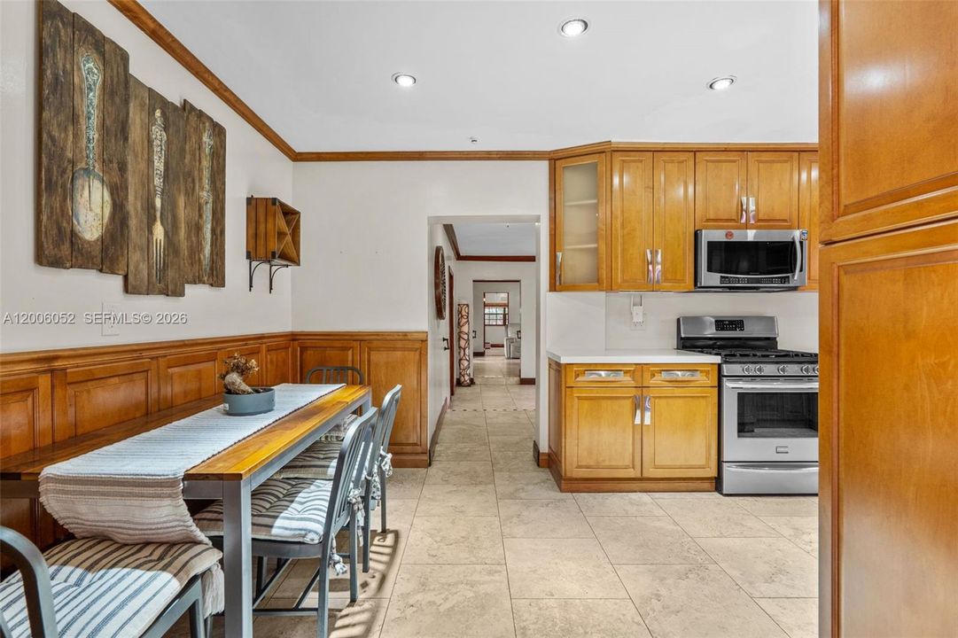 Activo con contrato: $695,000 (5 camas, 3 baños, 2136 Pies cuadrados)